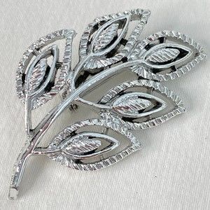 Gerry's Brooch Silver Tone Leaf Outline